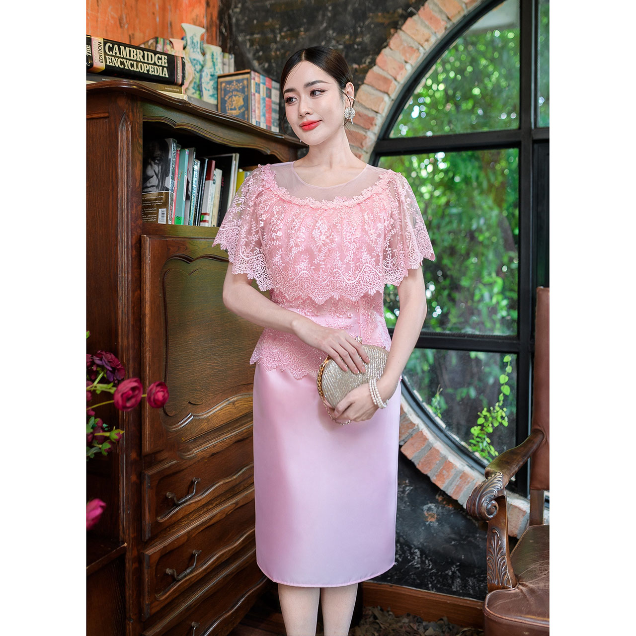 kudapy เดรสสั้น ผ้าไหมทรงสวย แต่งคลุมไหล่ระบายรอบตัวถึงด้านหลัง มีซับในทั้งชุด แต่งซิปหลัง