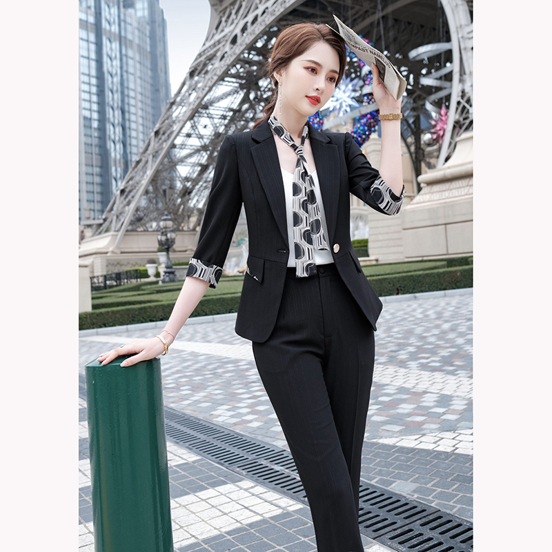 kudapy ชุดสูททำงานผู้หญิงสีดำ/สีเหลือง/สีฟ้า แขนห้าส่วนพร้อมกางเกง จุดเด่นของชุดนี้คือการออกแบบให้กระชับเข้ารูปเป็นแขนห้าส่วนปลายแขนแต่งด้วยลาย