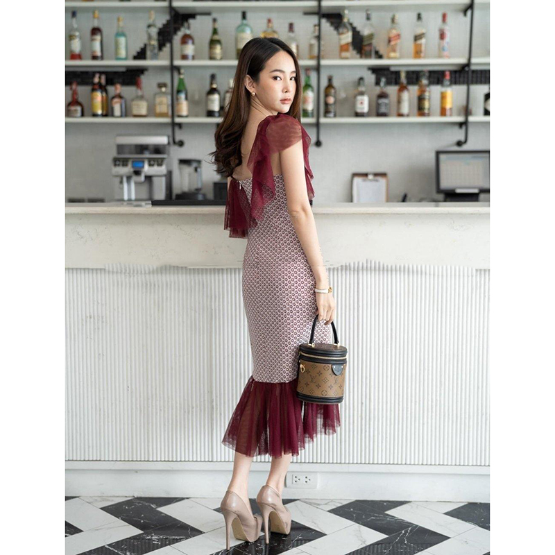 kudapy เดรสสายเดี่ยวสีแดง,สีกรม ผ้าไหมทอลายดอก แต่งระบายหน้าด้วยผ้าซีทรู ดูสวย