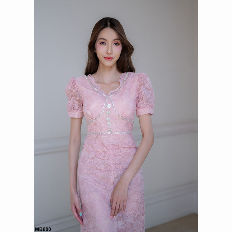 kudapy เดรสยาวสีขาว/สีชมพู เข้าทรงช่วงลำตัว ดีเทลผ้าปักลายลูกไม้ มีซับใน งานซิปหลัง