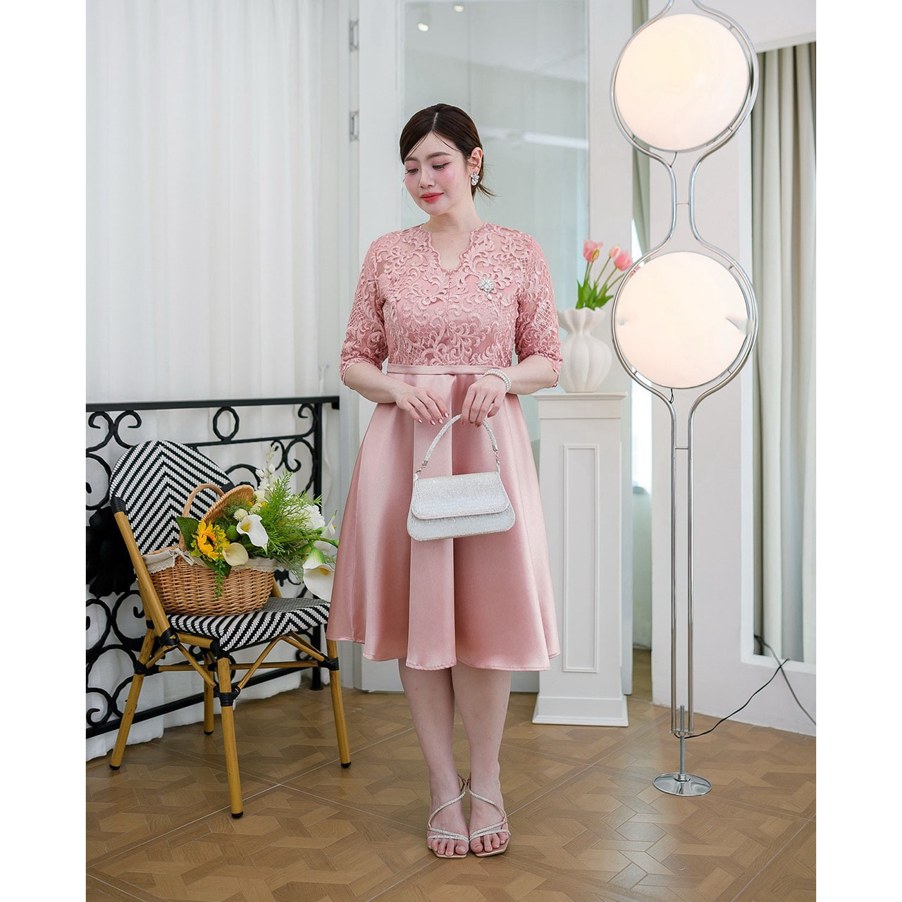 kudapy เดรสสั้นสีชมพูโรสโกลด์/สีกรม เดรสออกงาน ลูกไม้ช่วงตัวเสื้อเป็นงานปักสวยๆช่วงคอใช้เชิงผ้าแต่งเป็นคอวีสวย