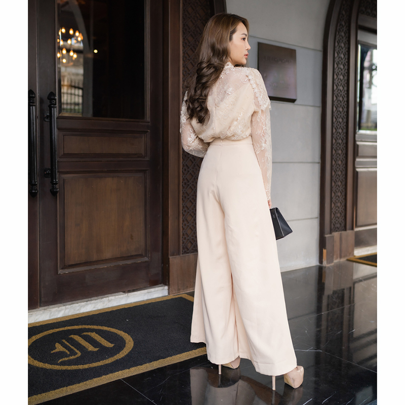 kudapy เซตเสื้อลูกไม้ผ้าสีครีม/สีชมพู/สีขาว ผ้าเนื้อนิ่มมากๆ แขนยาว ซิปหลัง แต่งระบายรอบอก แมทช์คู่กับกางเกงขายาว ซิปหลัง ขาบาน