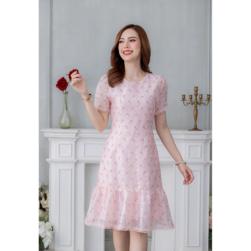 kudapy เดรสสั้นสีขาว/สีชมพู งานผ้าปักลายดอกไม้ ผ้าปักผสมพิมพ์ลายดอก ปลายกระโปรงเป็นระบายรอบตัว มีดีเทลแต่งลูกไม้รอบแขนและชายกระโปรง