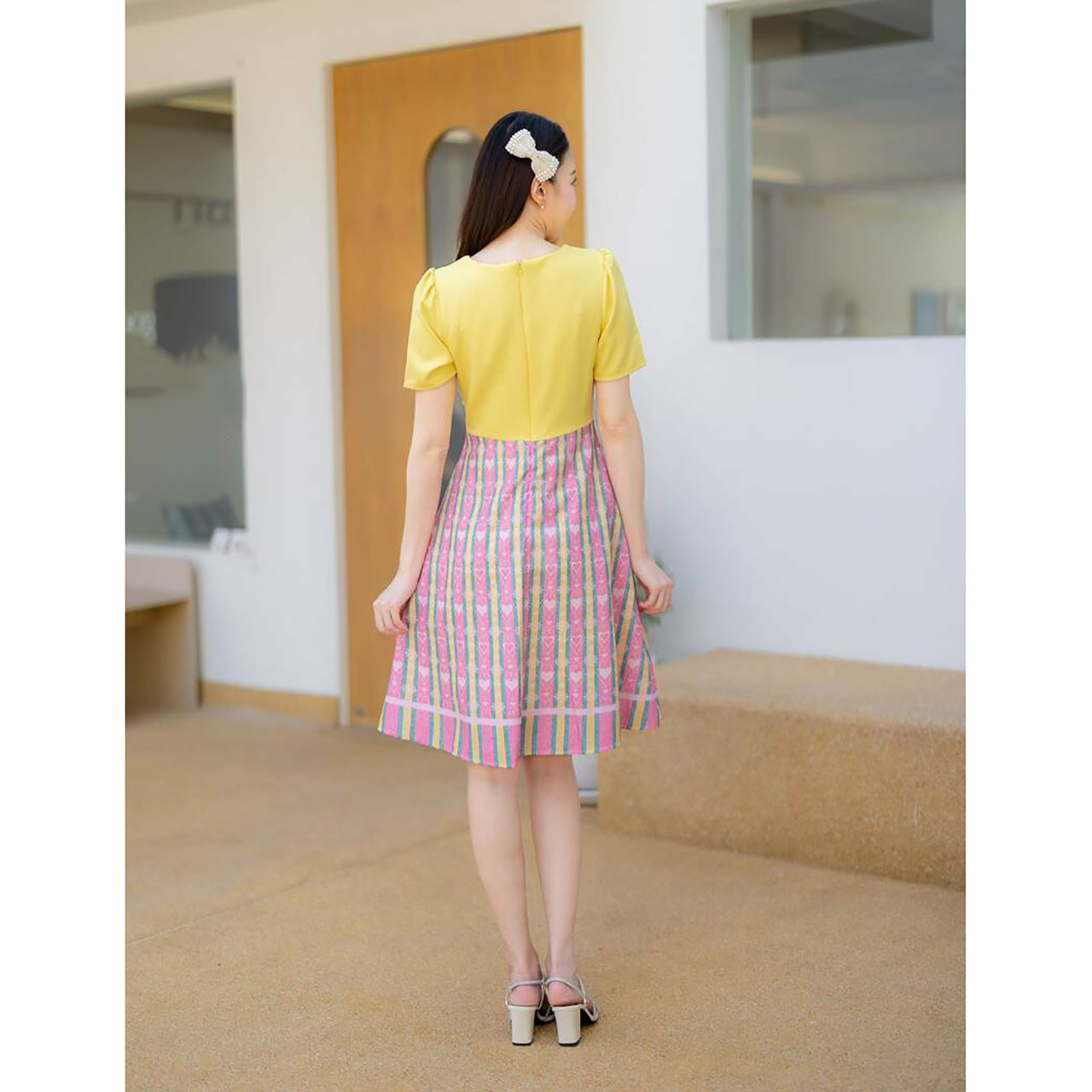 kudapy เดรสสั้นสีเหลือง สีชมพู สีกรม สีฟ้า ผ้าไทยลายหัวใจแต่งโบว์เอว