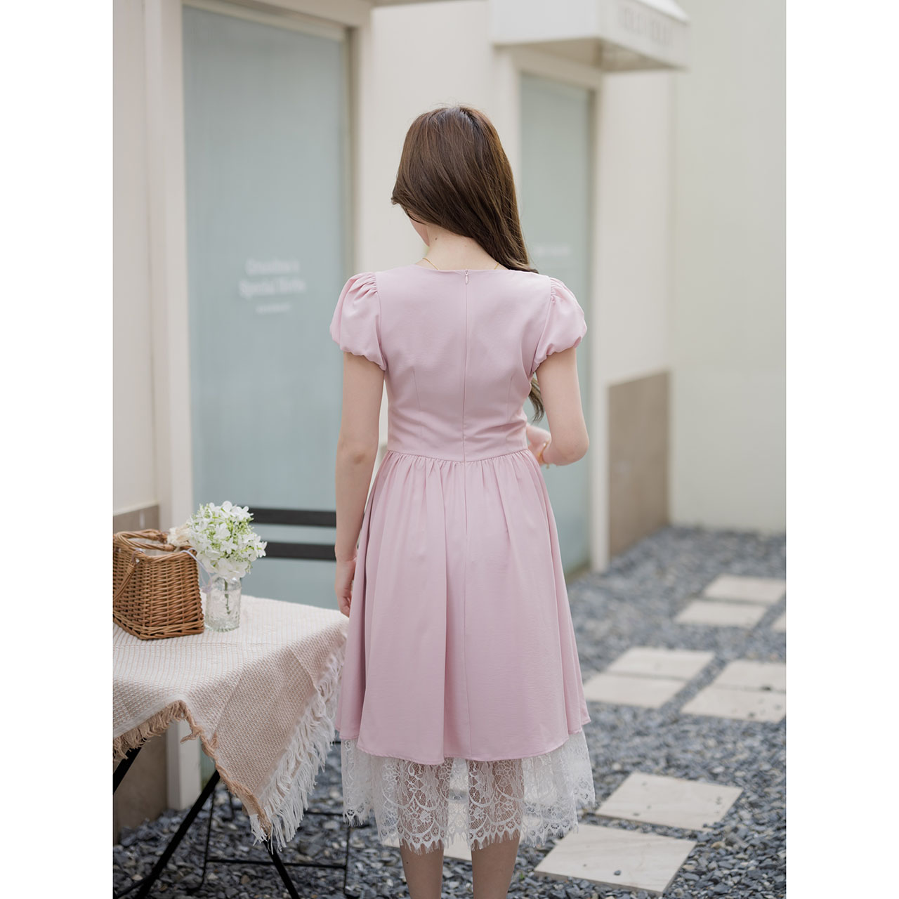 kudapy เดรสพาสเทลสไตล์เกาหลีกลิ่นอายความอบอุ่นแบบสาวโซลในวันสบาย ๆ คัตติ้งสวยตัวเดรสเป็นทรงคอร์เซ็ตช่วงลำตัว ดีไซน์จับจีบช่วงเอวให้ดูมีเชฟ