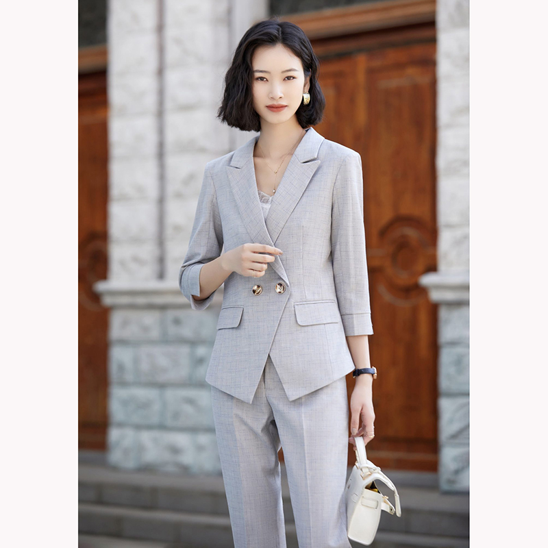 kudapy ชุดสูททำงานผู้หญิงสีเทา/สีชมพู แต่งกระดุมหน้าแขนห้าส่วนพร้อมกางเกง จุดเด่นของชุดนี้คือได้ลุคที่สดใส