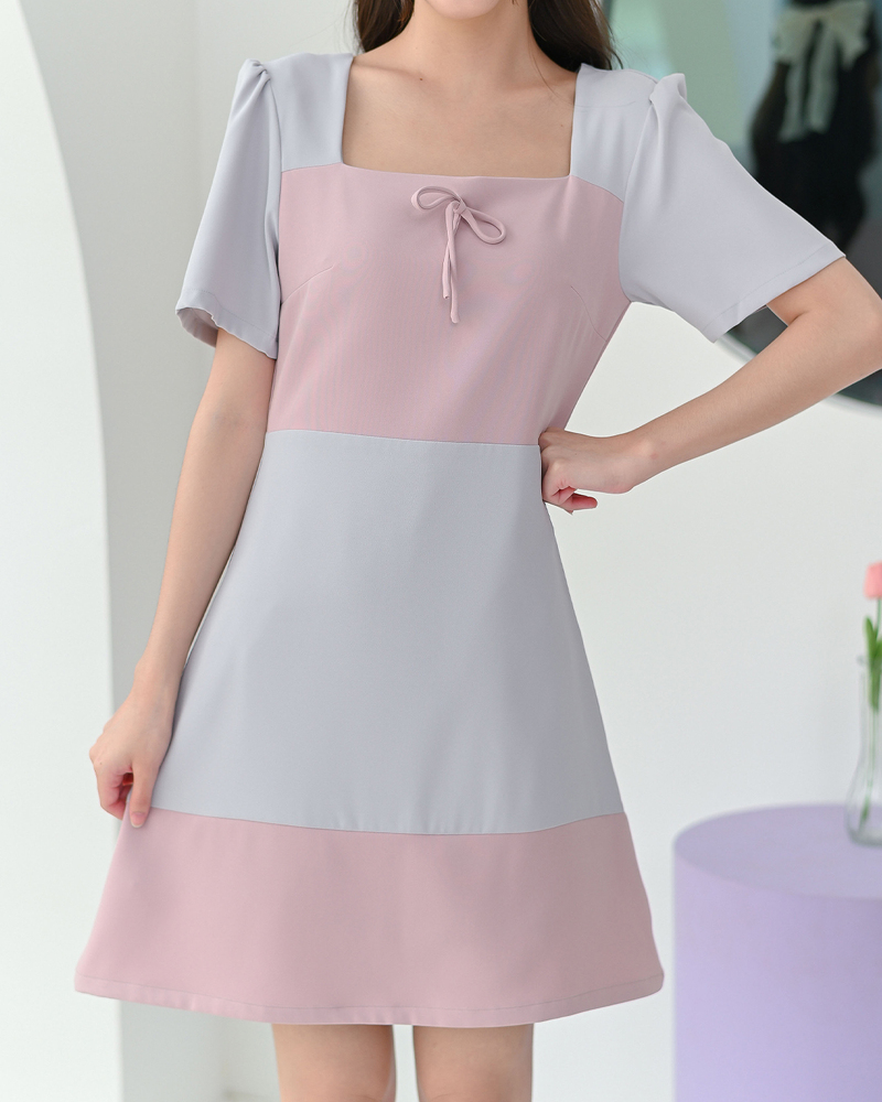 kudapy เดรสแขนสั้นดีไซน์คอเหลี่ยม เล่นสีทูโทนรอบอกและชายกระโปรง แต่งเชือกโบว์เล็กๆเพิ่มความน่ารัก
