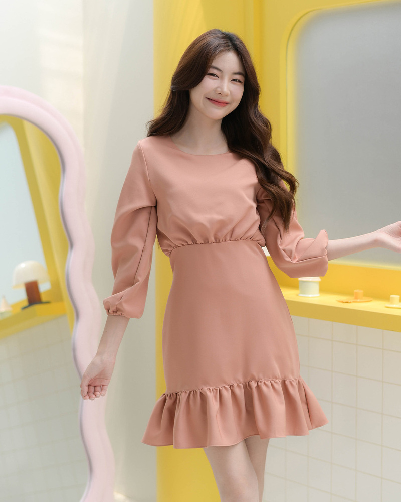 kudapy เดรสแขนยาวคอกลม จั๊มที่ปลายแขนเบาๆ รูดเอวเพิ่มเลเยอร์เก๋ๆ แต่งระบายชายพลิ้ว ผ้าใส่สบาย