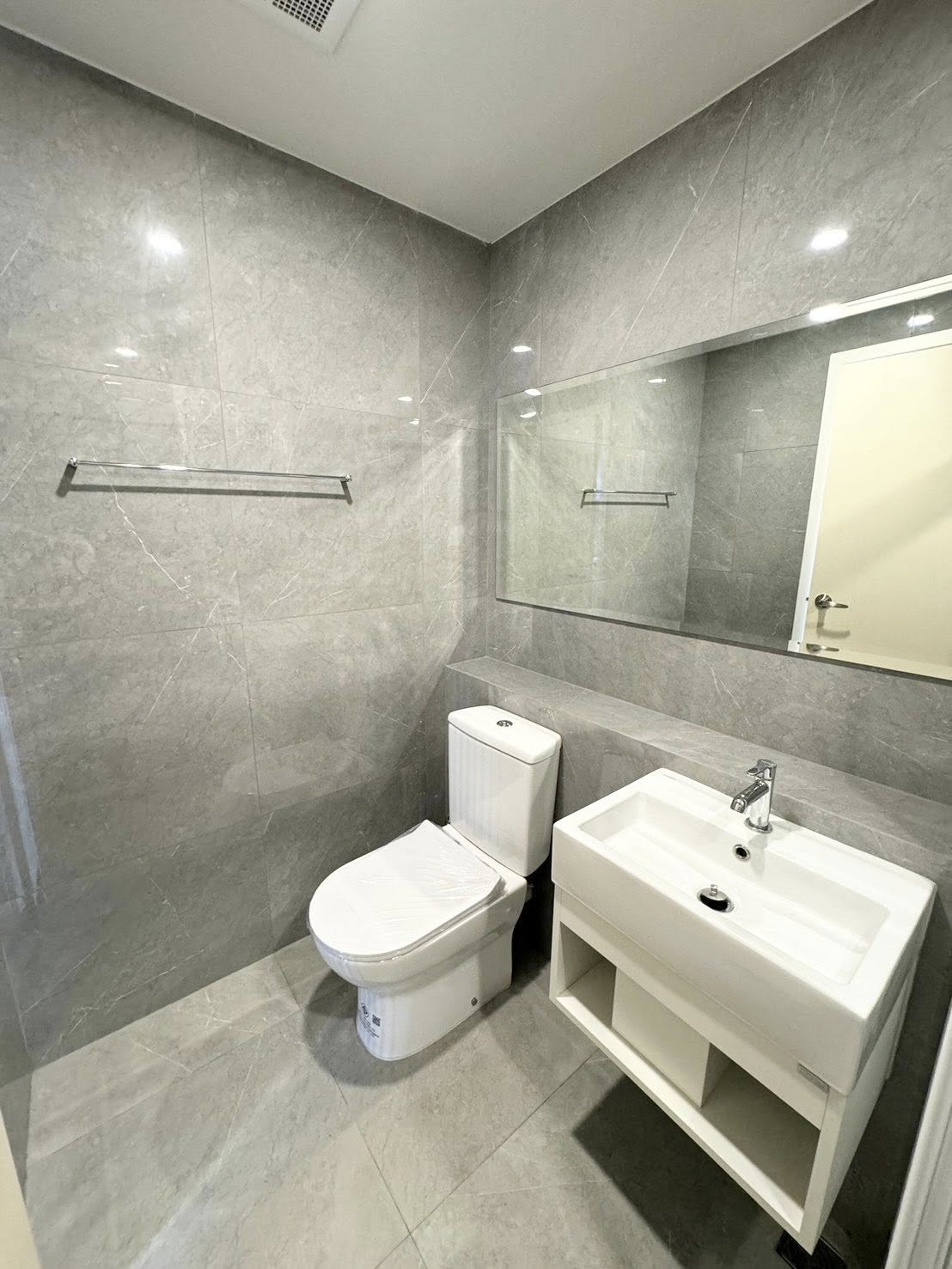 คอนโด Blue Sukhumvit 105 (บลู สุขุมวิท 105) Low Rise โซนพื้นที่ BTSแบริ่ง MRTศรีลาซาล ให้เช่าห้องแบบ 1ห้องนอน 1ห้องน้ำ ขนาดห้อง 25 ตรม. ชั้น 4 ตึก B