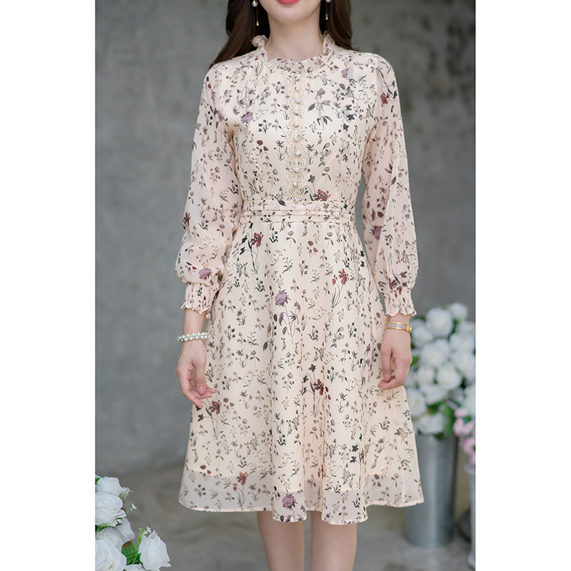 kudapy เดรสสั้นสีครีม ชีฟอง ดีเทลคอจับจีบเล็กๆ ช่วงอกแต่งด้วยลูกไม้และกระดุม ตีเกล็ดรอบเอว