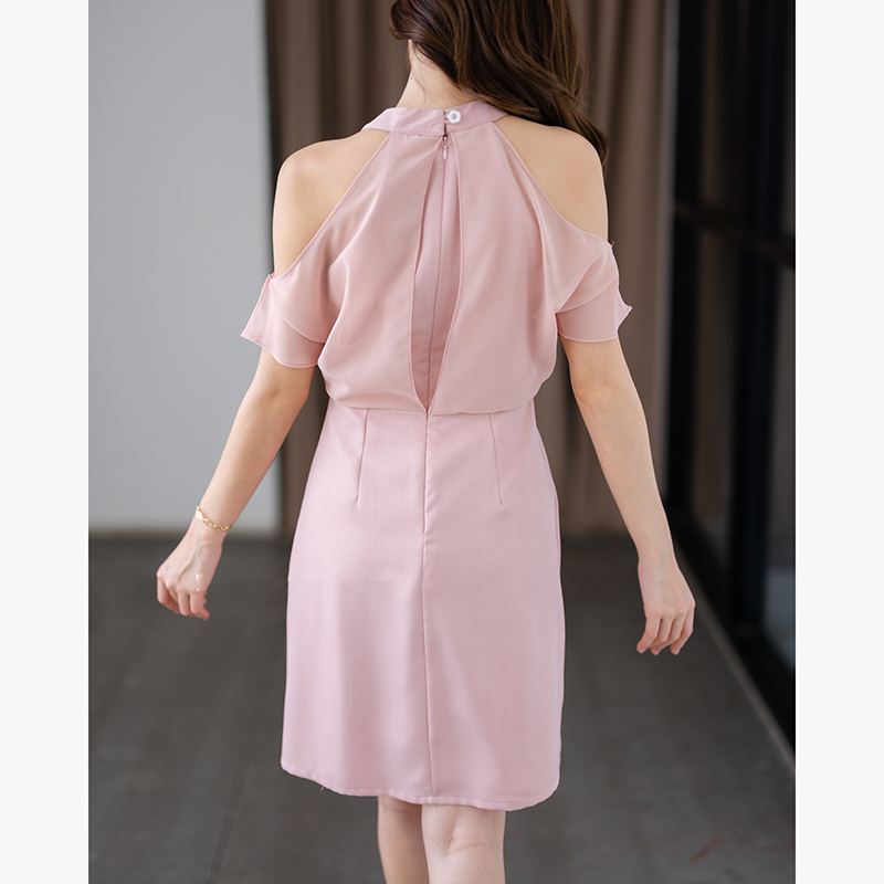 kudapy เดรสสั้นสีครีม/สีชมพู เป็นสีพื้นทรงเหมือนเสื้อกล้ามแต่แต่งด้วยผ้าชีฟองคลุมช่วงแขน