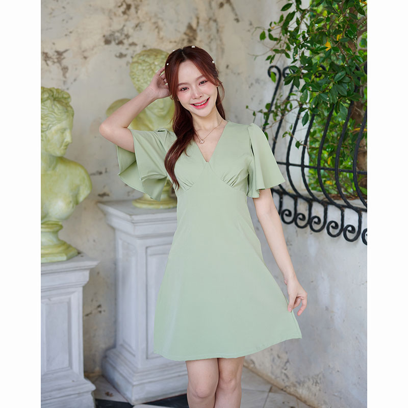 kudapy เดรสสั้นสีชมพู/สีเขียวมัทฉะ/สีครีม ตัวเสื้อเป็นคอวีจับจีบเดรปที่อก ต่อลงมาเป็นกระโปรงทรงเอบานเล็กๆ แขนเสื้อเป็นทรง Bell