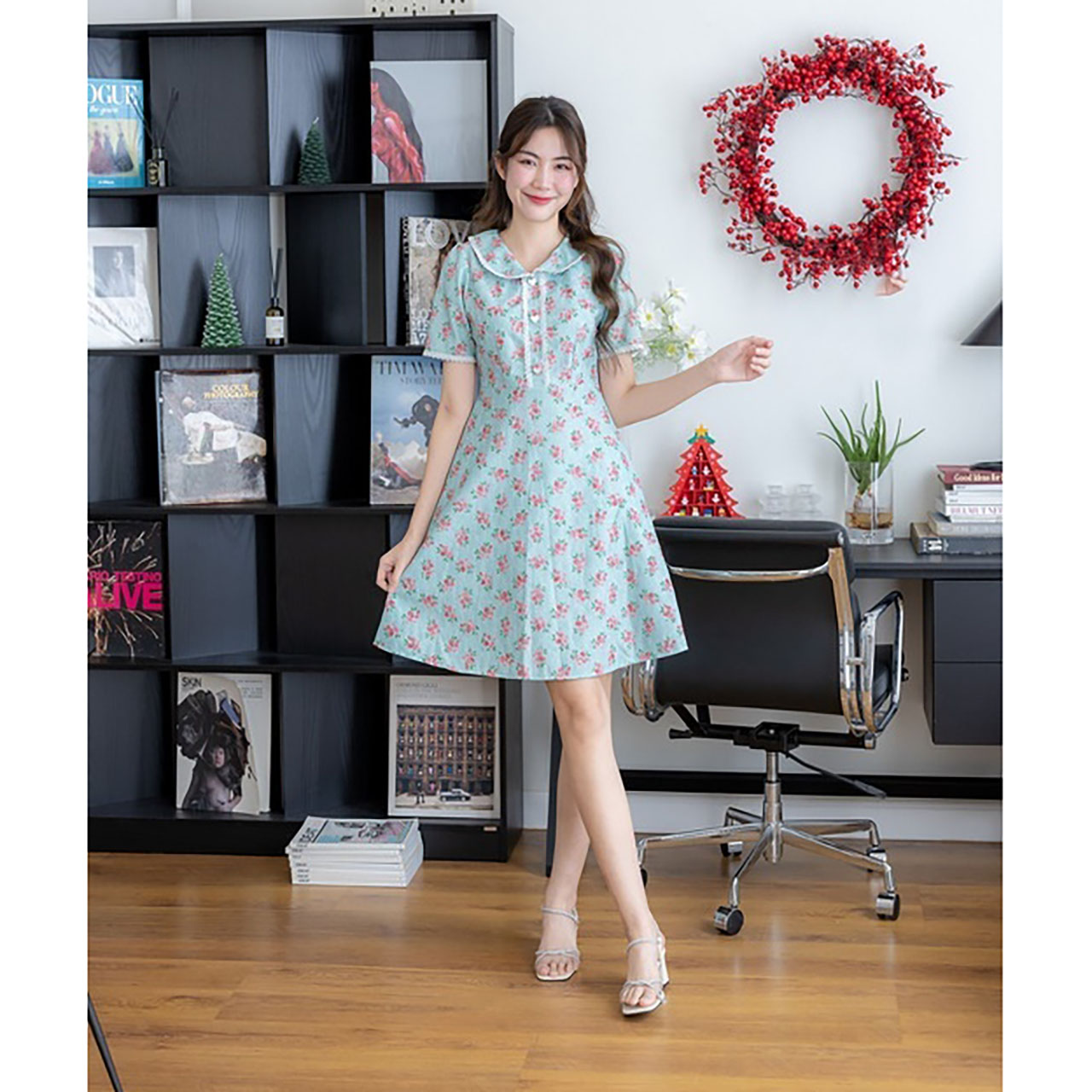 kudapy เดรสสั้นสีแดง/สีครีม/สีเขียว ทรงบานลายดอกคอบัว