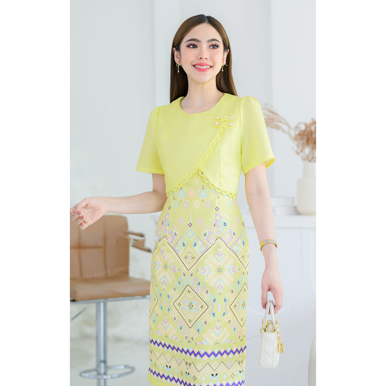 kudapy เดรสสั้น เดรสผ้าโพสลีเอสเตอร์เกาหลีแต่งกั๊กติดกระดุมมุกงาน พิมพ์ลายไทยแพรวา มีซับในและชิปหลังใส่สบาย