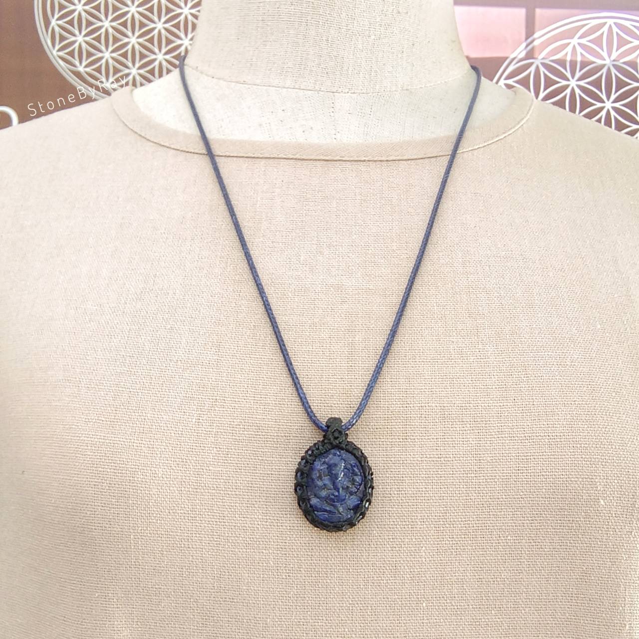 สร้อยคอจี้เชือกถักล้อมหินลาพิสลาซูลีแกะสลักองค์พระพิฆเนศ Lapis Lazuli