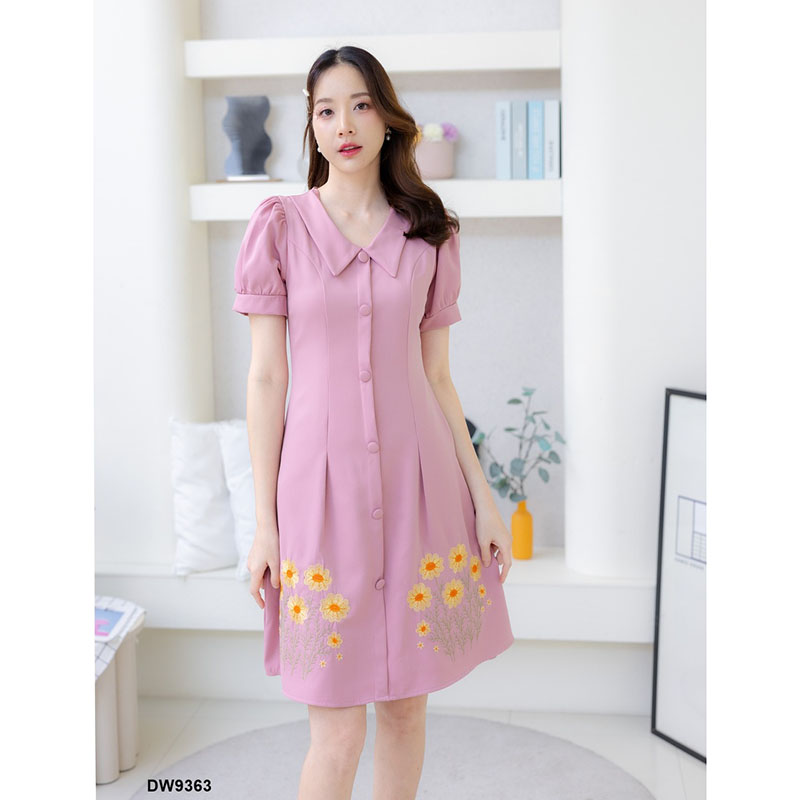 kudapy เดรสสั้นสีชมพู/สีฟ้า/สีน้ำตาล คอปกปักดอกเหลืองแต่งกระดุมน่ารัก