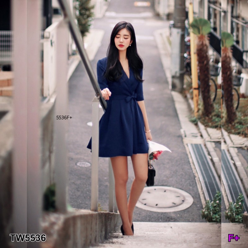 kudapy เดสรคอปกผูกโบว์ เดรสคอปก แขนยาว 5 ส่วน สีพื้นเรียบ เนื้อผ้าซาร่า มีเชือกผูกโบว์ที่เอว ชายกระโปรงผ่าหน้าเย็บติดกัน