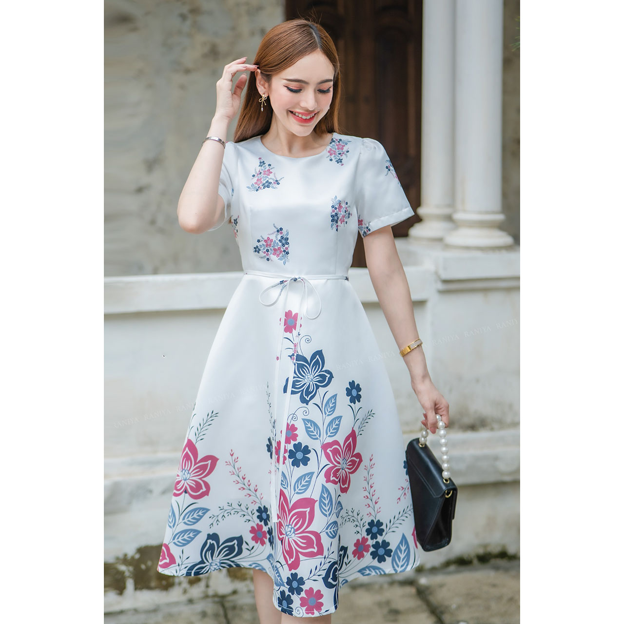 kudapy เดรสสั้นสีเขียว/สีขาว/สีครีม ผ้าSatin silk แขนสั้น เนื้อบางไม่หนา งานปริ้นลายดอก