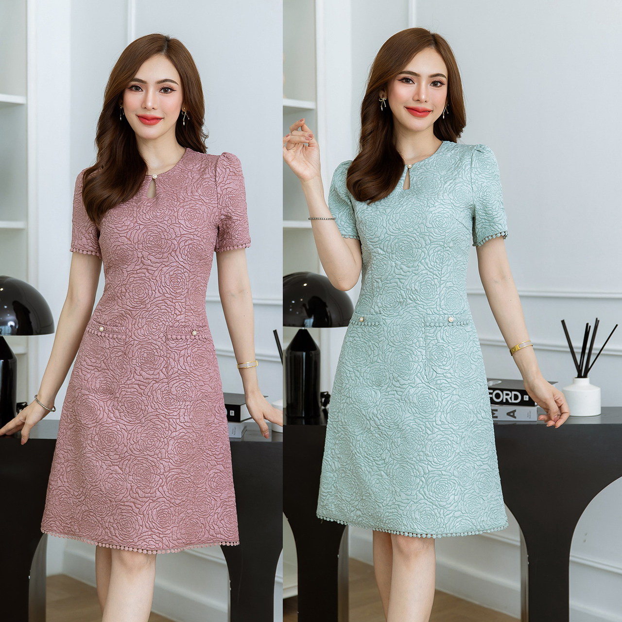 kudapy เดรสสั้นสีชมพูกลีบบัว/สีเขียวพาสเทล ผ้าแจ็คกาด แพทเทิร์นสวยเรียบหรู ช่วงคอดีไซน์หยดน้ำสวยลงตัว แต่งด้วยลูกไม้ชายแขนและชายกระโปรง