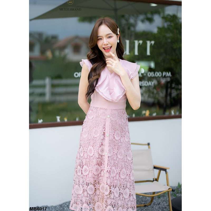 kudapy เดรสยาวสีขาว/สีชมพู/สีฟ้า คอลใหม่คือสวยปังไม่ไหว เป็นทรงกระโปรงพริ้ว แต่งผ้าลายลูกไม้ มีกิมมิคอัดพลีทระบายกลางอก งานซิปซ่อนด้านหลัง