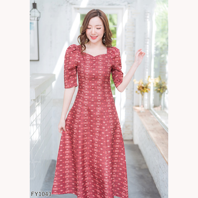 kudapy เดรสยาวผ้าไทยพิมพ์ลายสีแดง/สีชมพู/สีกรม คอเหลี่ยม หยักแขนตุ๊กตา ลายไทยทรงสวย