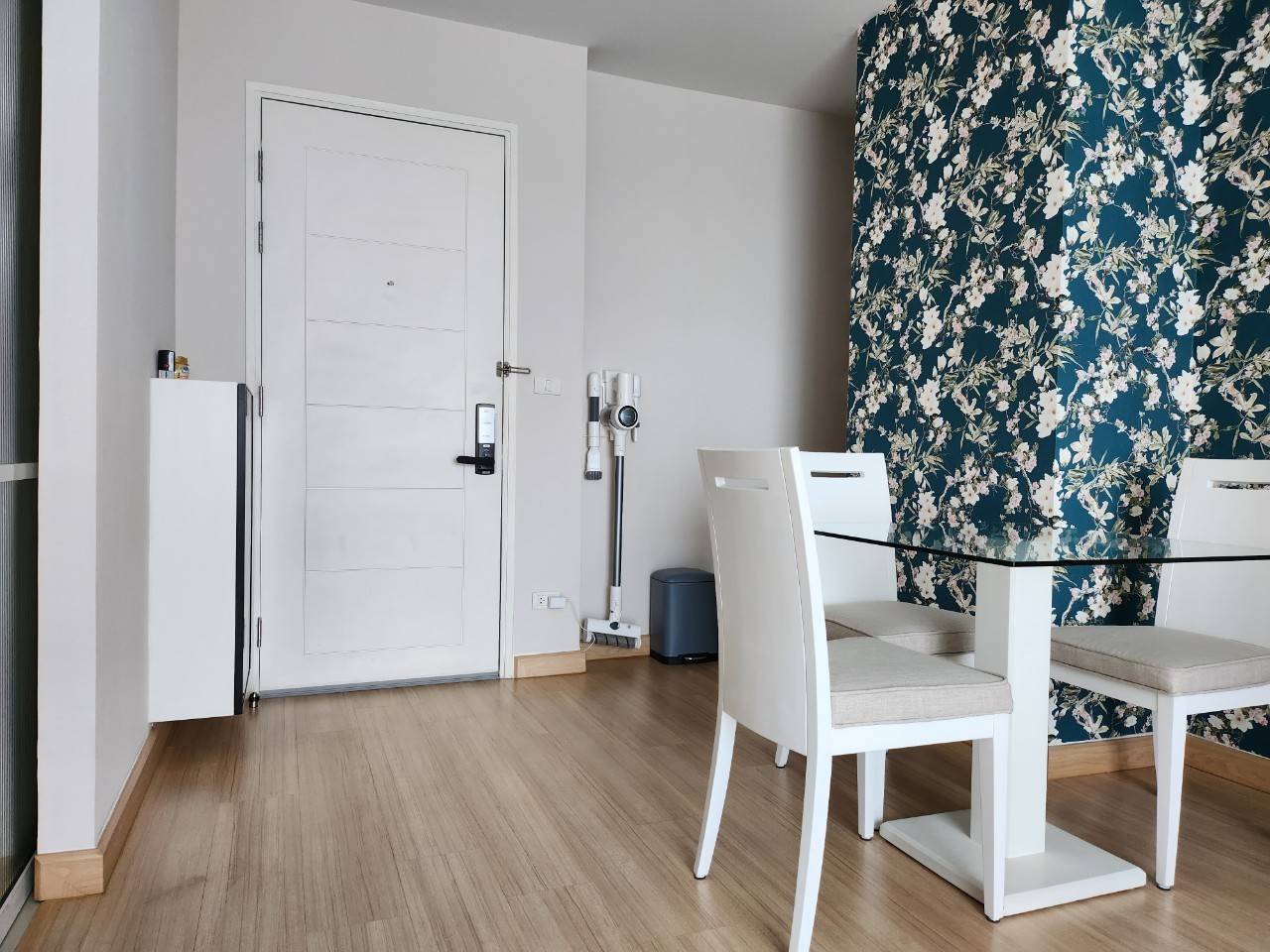 ให้เช่าห้องสวยวิวตึกช้างเฟอร์นิเจอร์เครื่องใช้ไฟฟ้าครบ Add line: Smile-easy Life @ Ladprao 18