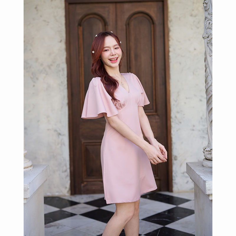 kudapy เดรสสั้นสีชมพู/สีเขียวมัทฉะ/สีครีม ตัวเสื้อเป็นคอวีจับจีบเดรปที่อก ต่อลงมาเป็นกระโปรงทรงเอบานเล็กๆ แขนเสื้อเป็นทรง Bell