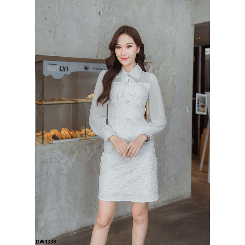 kudapy เดรสสั้นสีขาว/สีน้ำตาล/สีเขียว ผ้าทอลายดอก แต่งชีฟองแขนยาว คอปก ดีเทลโบว์น่ารัก งานซิปหลัง