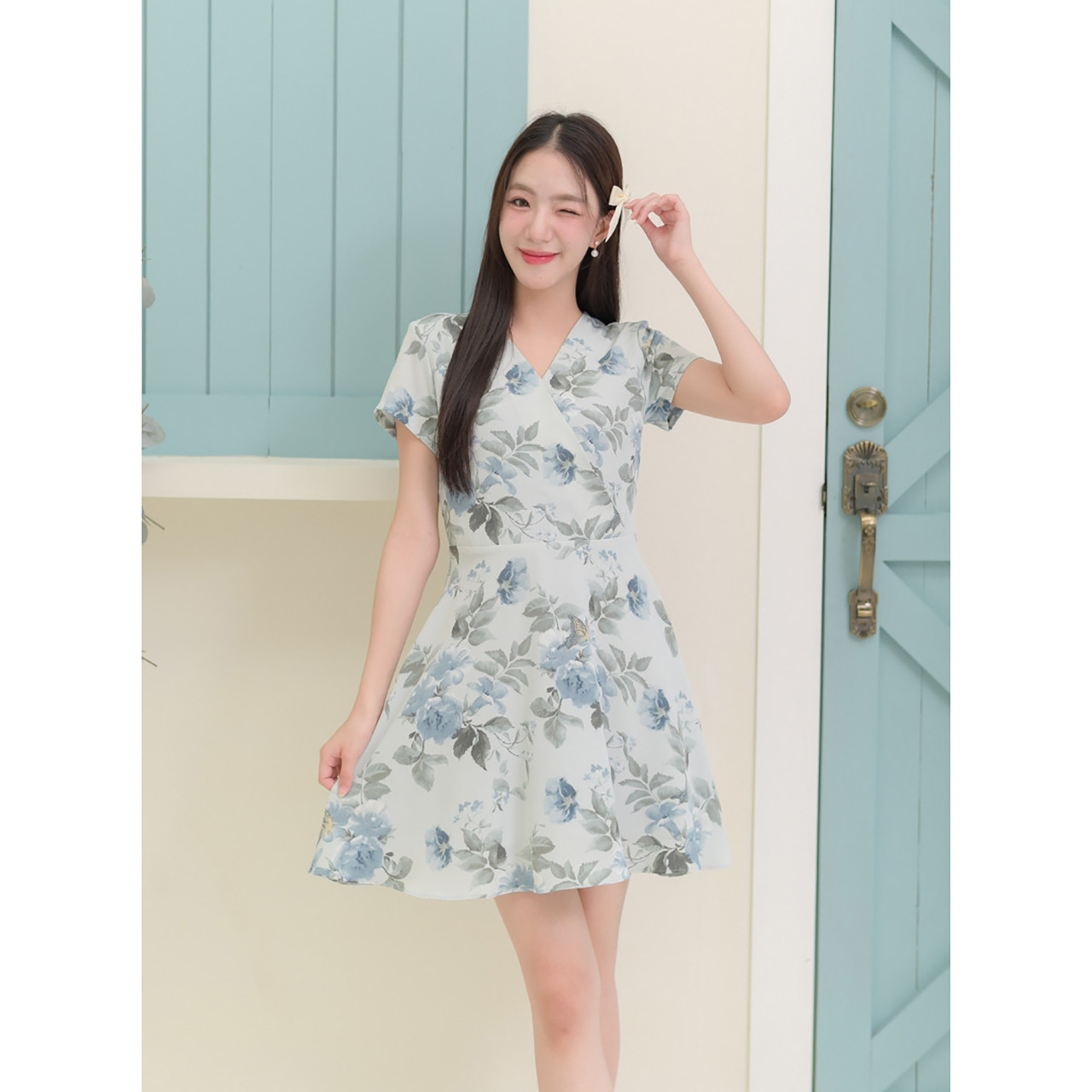 kudapy เดรสคอวีแขนสั้น เนื้อผ้านิ่มพิมพ์ลายดอก จับป้ายทรงกิโมโน กระโปรงทรงพริ้ว งานสวย