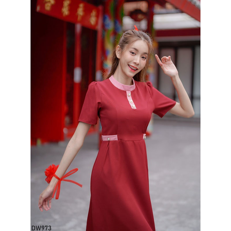 kudapy เดรสสั้นสีแดงสีดำ/สีน้ำตาล คอกลมแต่งกระดุม ใส่ไปงานตรุษจีน ใส่ทำงาน สวยดูดีน่ารัก