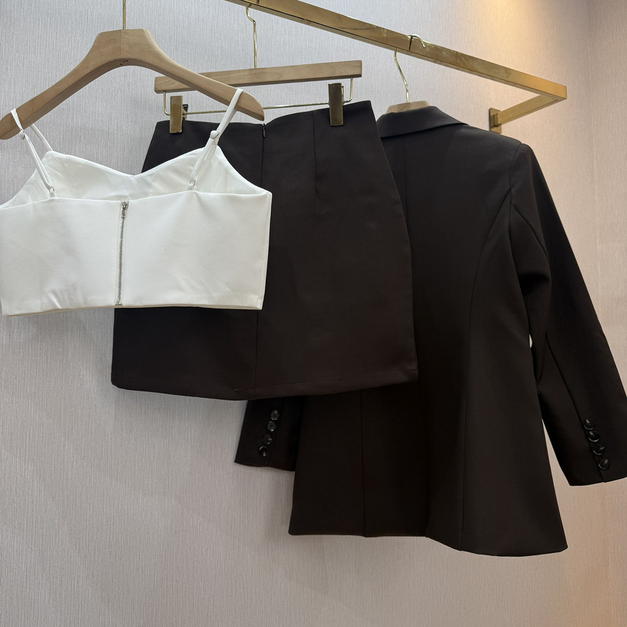 kudapy เซ็ท 3 ชิ้น : เสื้อสูท+crop+กระโปรง สูททรงโอเวอร์ไซซ์สีช็อกโกแลตเข้ม กระดุมติดได้จริง ผ้าเนื้อดีทรงสวยไม่ยับง่าย มีซับในทั้งตัว ดีเทลกระเป๋าจริงด้านหน้าและกระดุมสองเม็ด