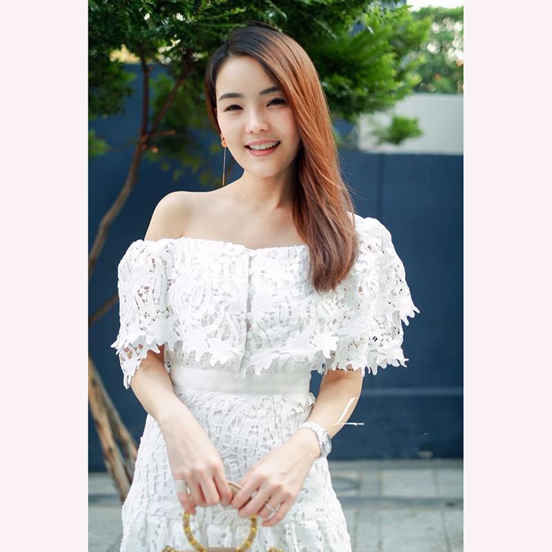 kudapy เดรสยาวสีขาว ลูกไม้เปิดไหล่ ลูกไม้เนื้อดีเกรดพรีเมี่ยมทรงเข้ารูปสวย ต่อระบายช่วงสะโพก ใส่เป็นเปิดไหล่ได้