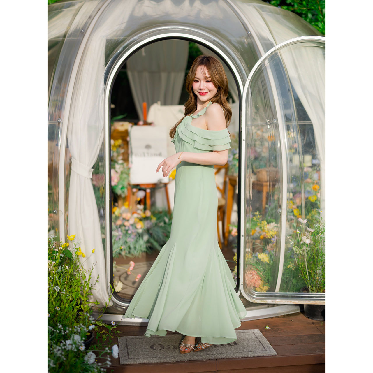 kudapy เดรสยาว ช่วงคอเป็นแบบคล้องคอทรง Vest ดูเซะซี่ ต่อระบายเลเยอร์ 3 ชั้นลงมาปิดแขนทั้ง 2 ข้าง ชายกระโปรงแต่งระบายพลิ้วสวย