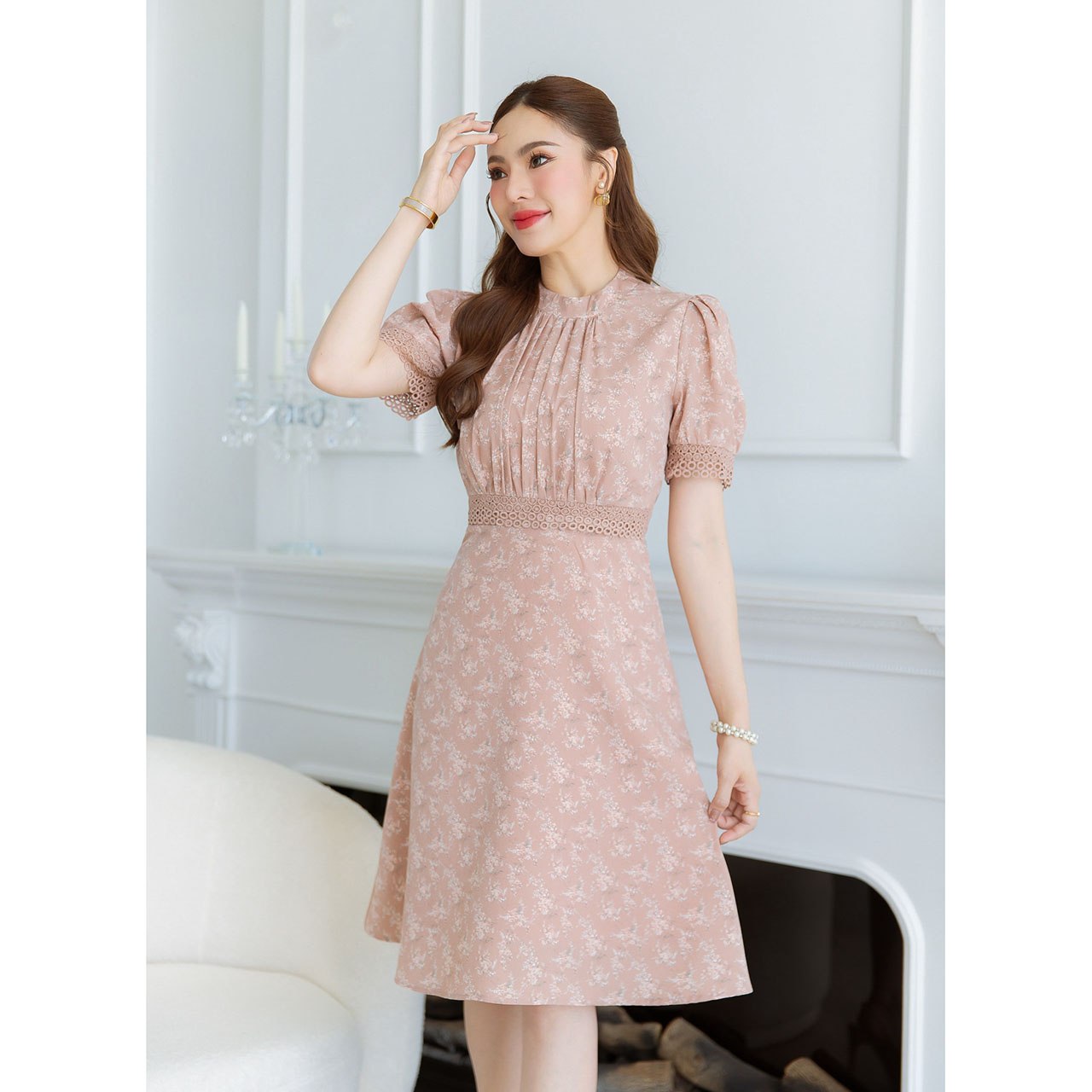 kudapy เดรสชีฟองลายดอกสวยหวาน แพทเทิร์นสวย เป็นดีไซน์คอสูง เย็บเป็นจีบช่วงอกให้ดูมีเลเยอร์