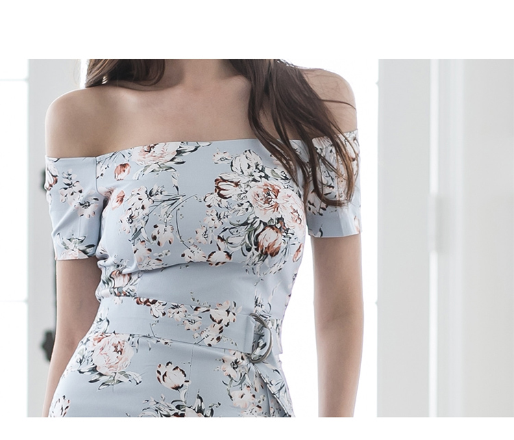 ชุดเดรสเปิดไหล่ ผ้าคอตตอนพื้นสีฟ้า พิมพ์ลายดอกไม้โทนสีขาว