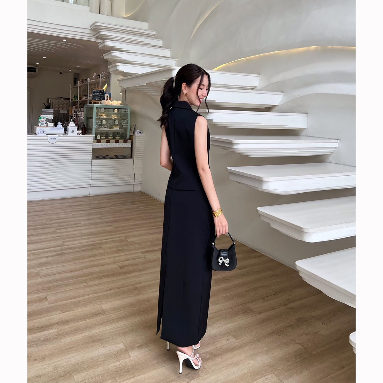 kudapy ชุดเซ็ทเสื้อแขนกุดกับกระโปรงยาวสีดำ ตัวเสื้อคอปก กระดุมจริงสีทองรูปหัวใจ มีซับในอย่างดี