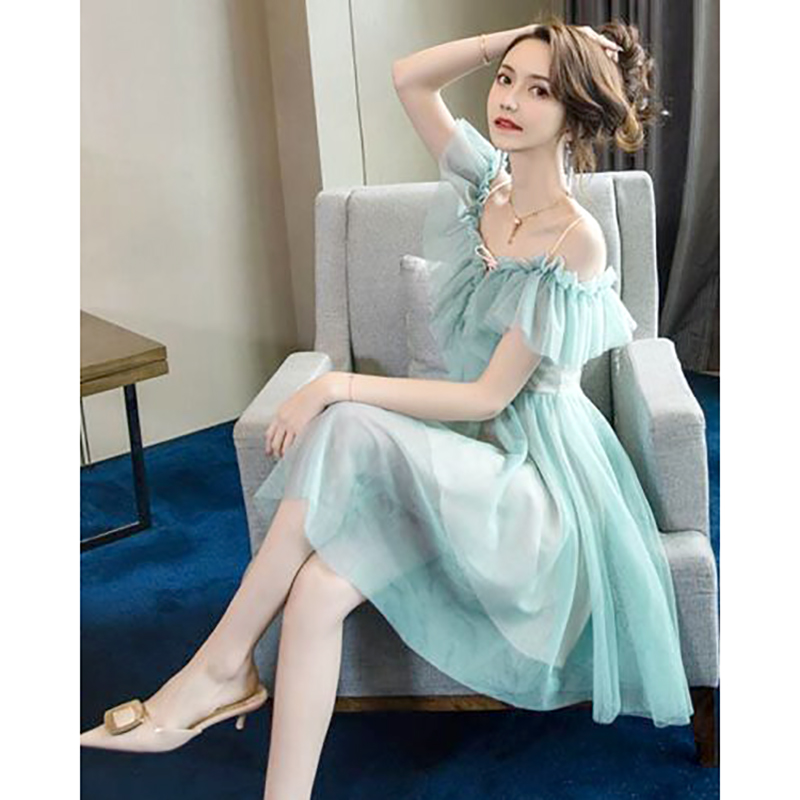 kudapy เดรสสั้นออกงานสีเขียวมิ้นท์ เดรสเปิดไหล่ติดสายเดี่ยวเส้นเล็ก แต่งระบายรอบอก เก็บเอว ซิบหลังอย่างดี