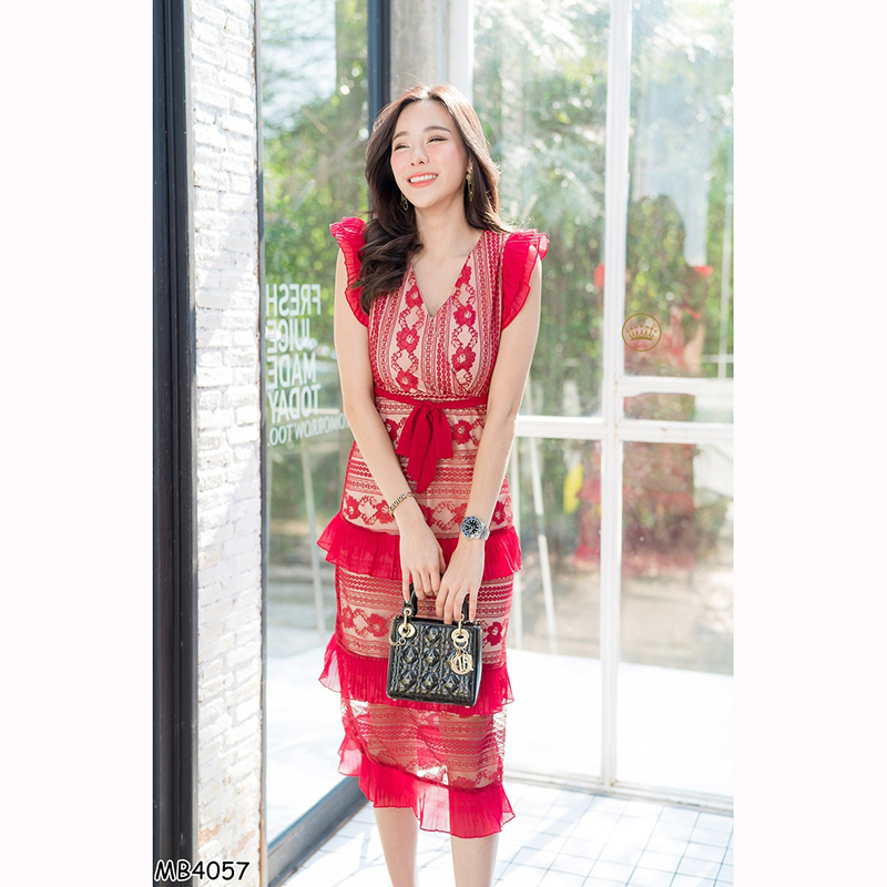 kudapy เดรสยาวสีชมพู/สีแดว ลูกไม้คอวีแขนกุดระบายกระโปรงระบาย 3 ชั้น ใส่สวยดูดีน่ารัก