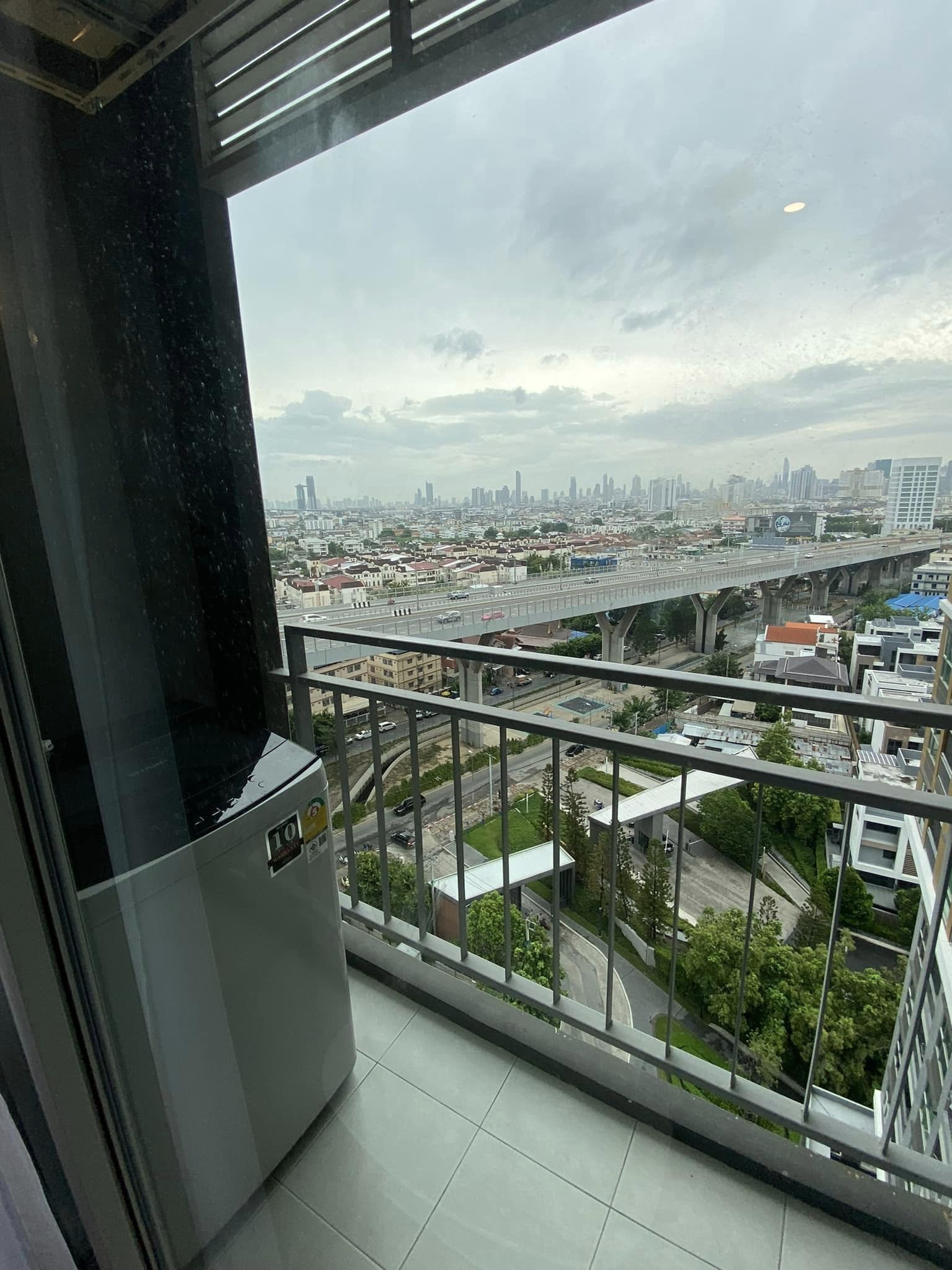 ปล่อยเช่าคอนโด Lumpini Place Rama 3 - Riverine (ลุมพินี เพลส พระราม 3 – ริเวอร์ไรน์) - Studio 1ห้องน้ำ 1ห้องนั่งเล่น - ขนาดห้อง 27 ตรม. ชั้น 15