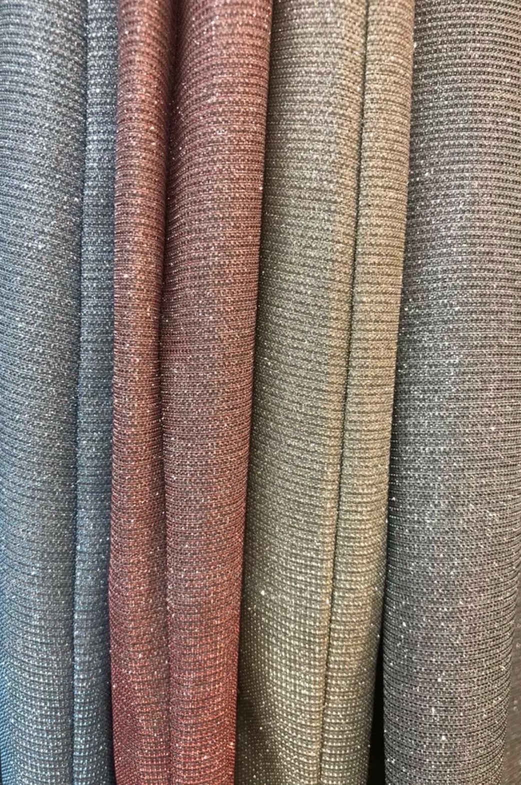 kudapy เดรสสั้นสีม่วง/สีชมพู/สีทอง ผ้ากลิตเตอร์ สายเดี่ยว ปิดแขน ทรงเข้ารูป ผ่าหลัง เดินสะดวก ใส่ออกงานสวยดูดี