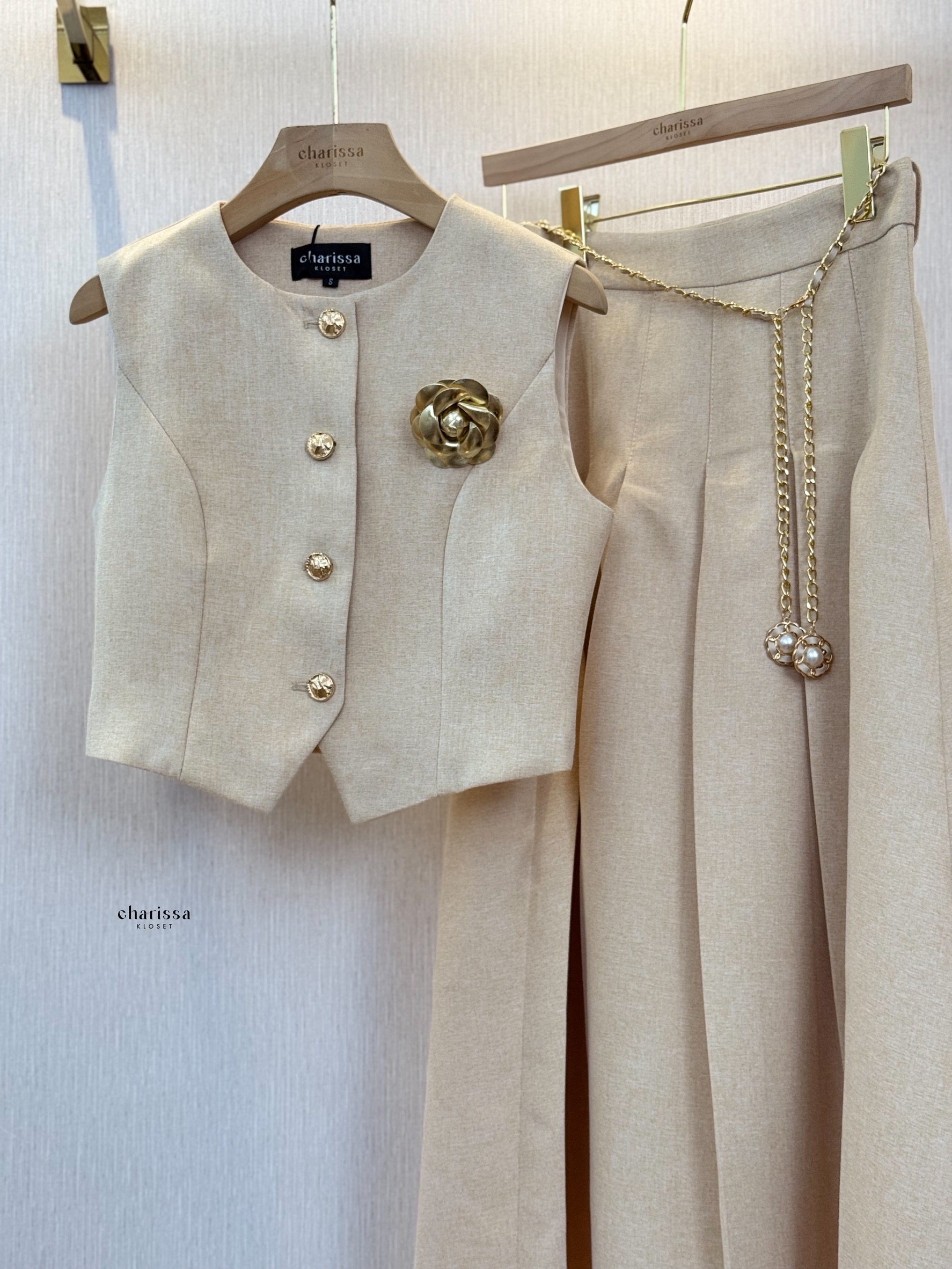 kudapy เซ็ท 4 ชิ้น เสื้อ Vest+กระโปรงยาว+เข็มขัดโซ่+เข็มกลัดดอกไม้ เสื้อกับกระโปรงเราใช้ผ้าเดียวกันทั้งชุด เนื้อผ้ามีน้ำหนัก ทิ้งตัวดี ย