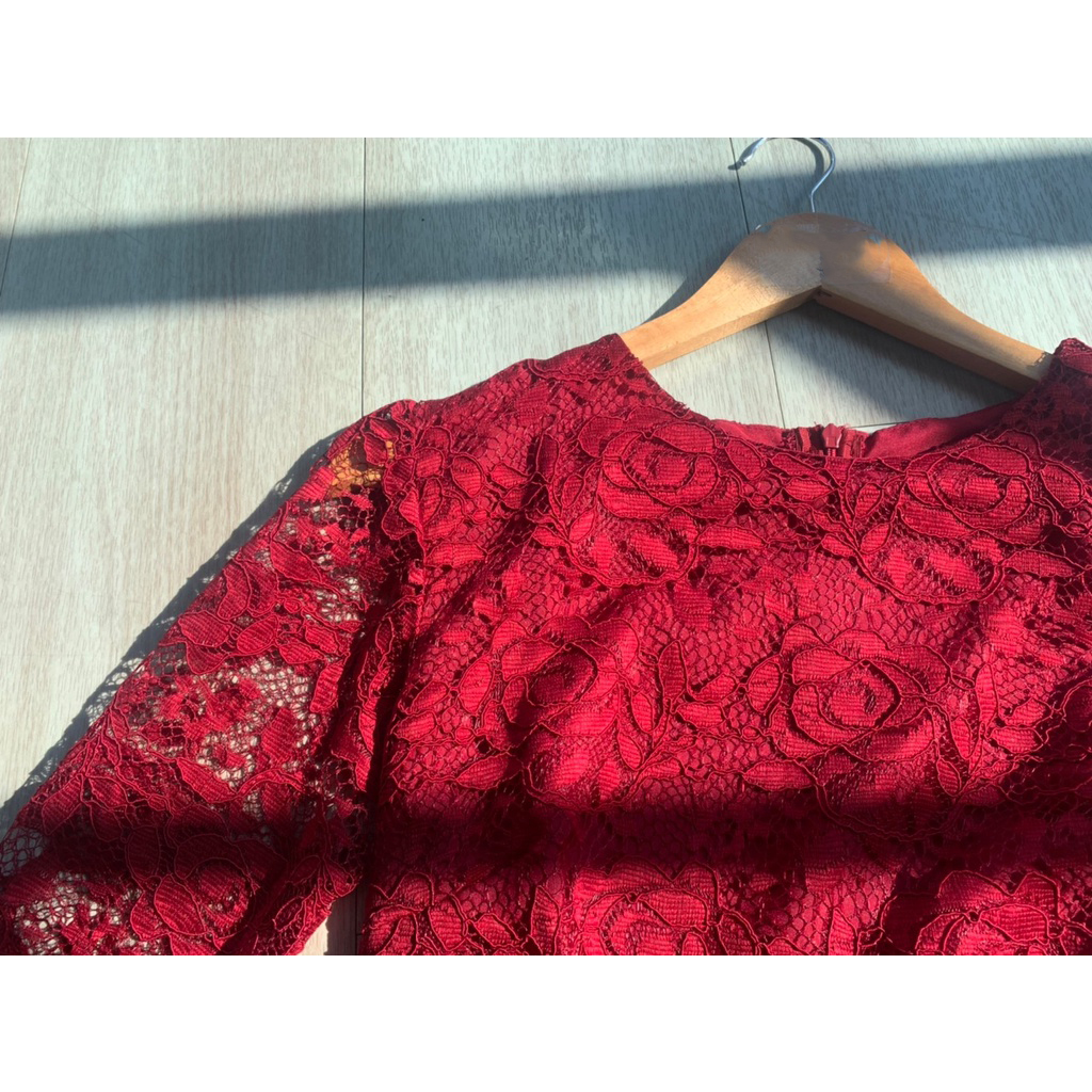 kudapy เดรสสั้นลูกไม้สีแดงไวน์ แขนสี่ส่วน ผ้าลูกไม้ ซิบหลัง ซับในทั้งตัวค่ะ