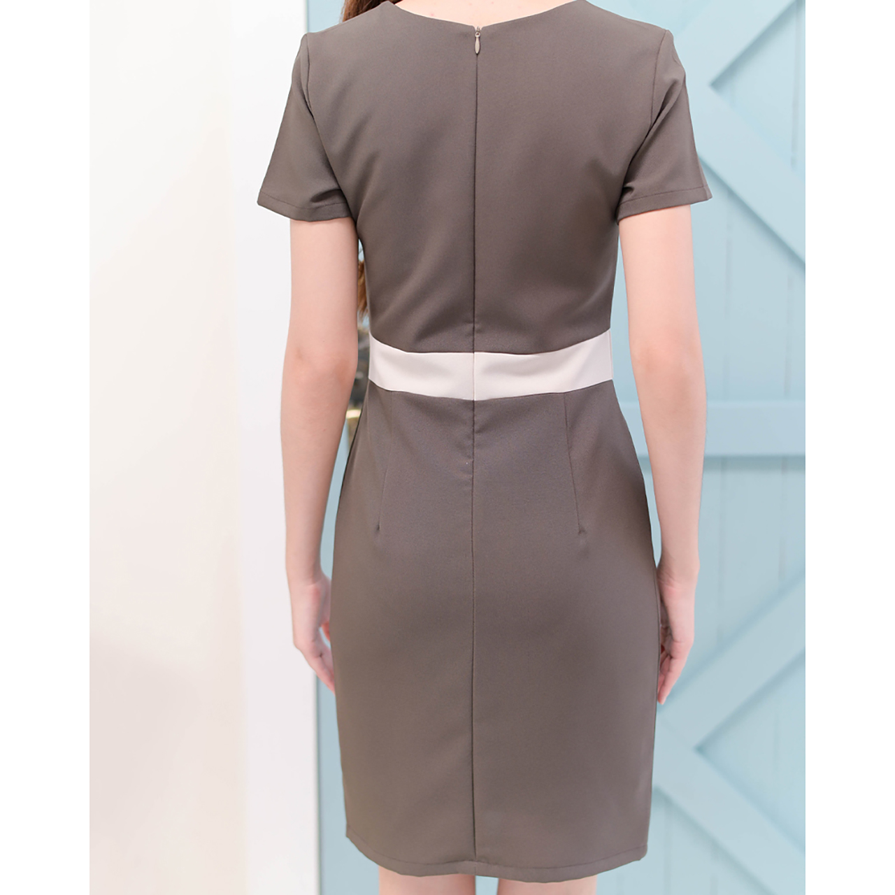 kudapy ฌดรสแขนสั้นคอวี ดีไซน์ทูโทนตัดต่อคาดเอว เข้ารูป ทรงสอบ เนื้อผ้าอยู่ทรง เก็บทรงหุ่นเป๊ะผอมเพรียว