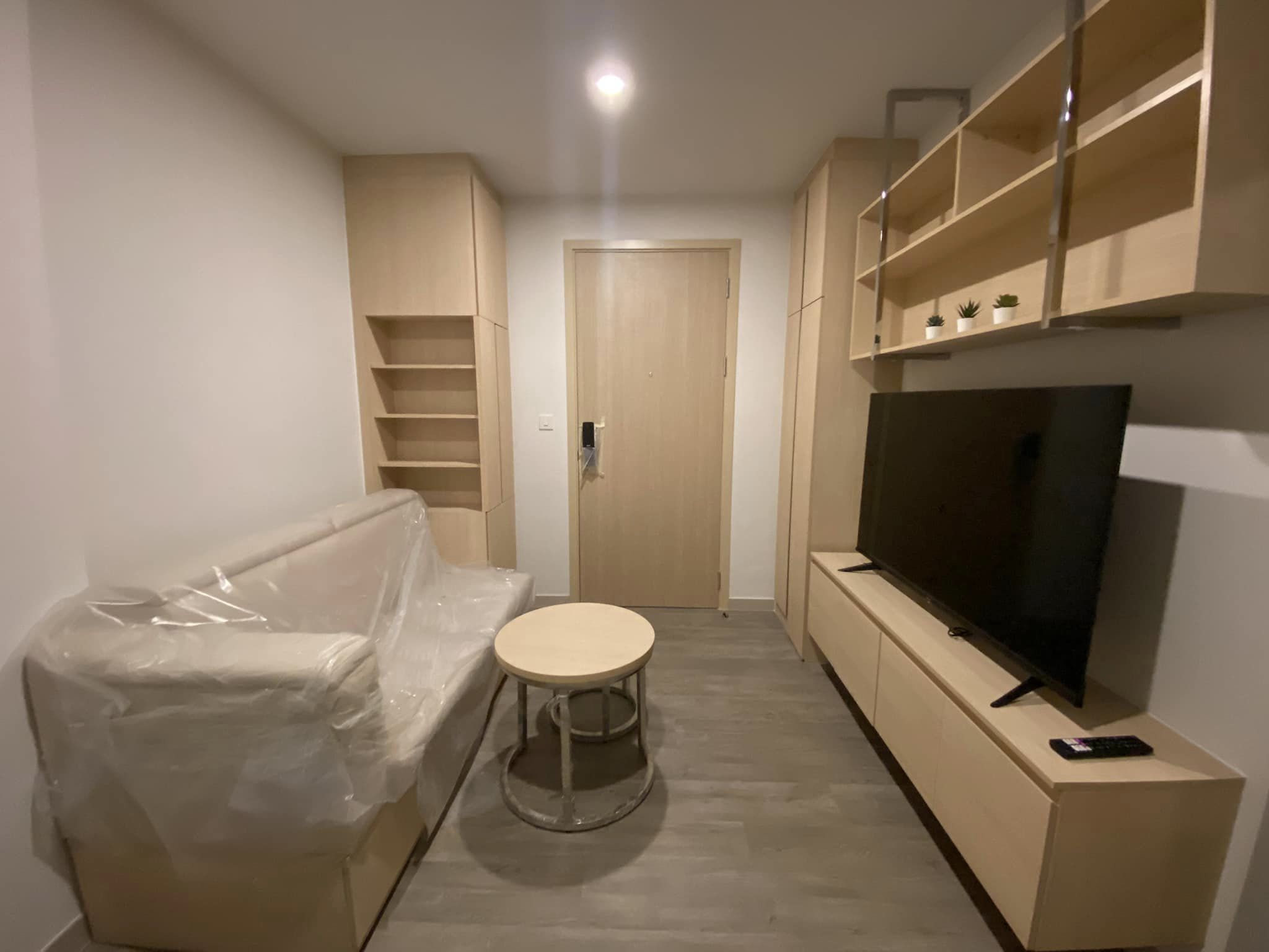 THE SHADE SATHON 1 ให้เช่าห้องใหม่มือ1พร้อมเข้าอยู่ สอบถามแอด Line ID : Smile-easy