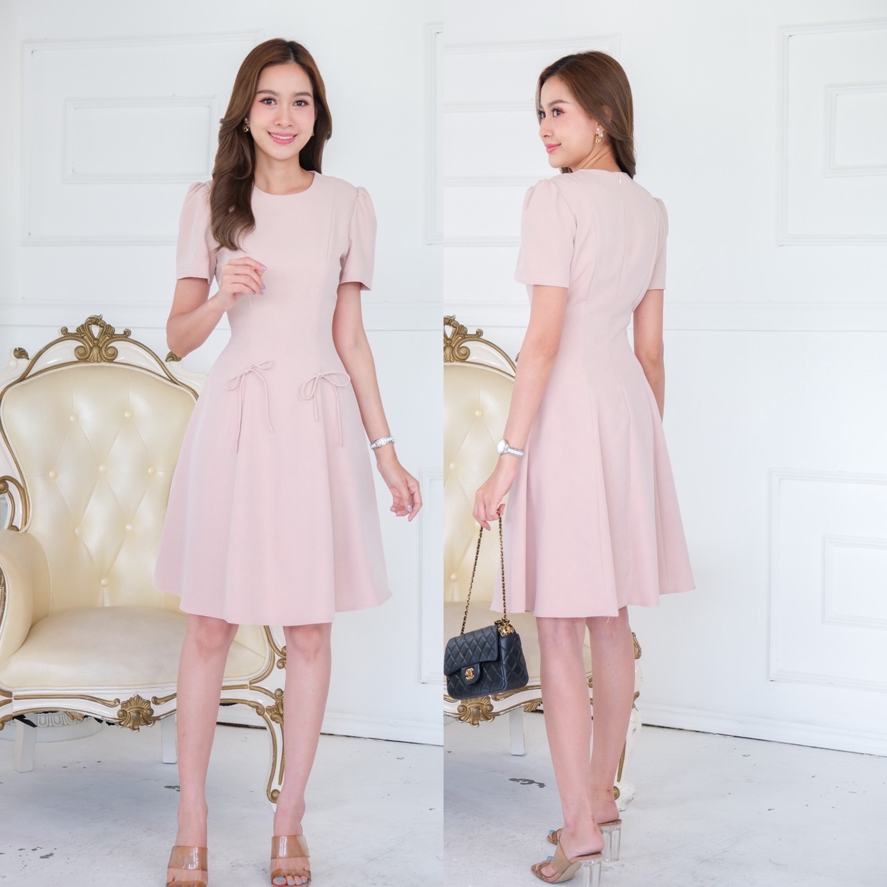 kudapy เดรสสั้นสีฟ้า/สีดำ/สีเขียวมิ้น/สีชมพูเข้ม/สีครีมนู๊ด คอกลม แขนสั้นบ่าจับจีบ เย็บตีเกร็ดช่วงเอว แต่งโบว์จิ๋ว