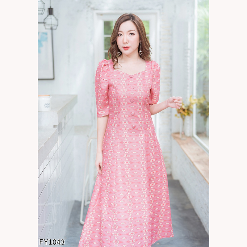 kudapy เดรสยาวผ้าไทยพิมพ์ลายสีแดง/สีชมพู/สีกรม คอเหลี่ยม หยักแขนตุ๊กตา ลายไทยทรงสวย
