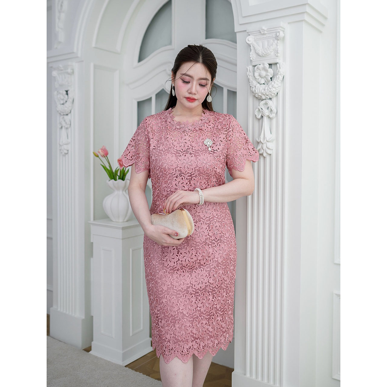 kudapy เดรสสั้นสีชมพูกะปิ/สีทอง ลูกไม้คอดอกไม้พรีเมี่ยม ลายดอกไม้สวยเต็มดอกดูหรูหรา ผ้าเงาดอกแน่นเรียงตัวสวย