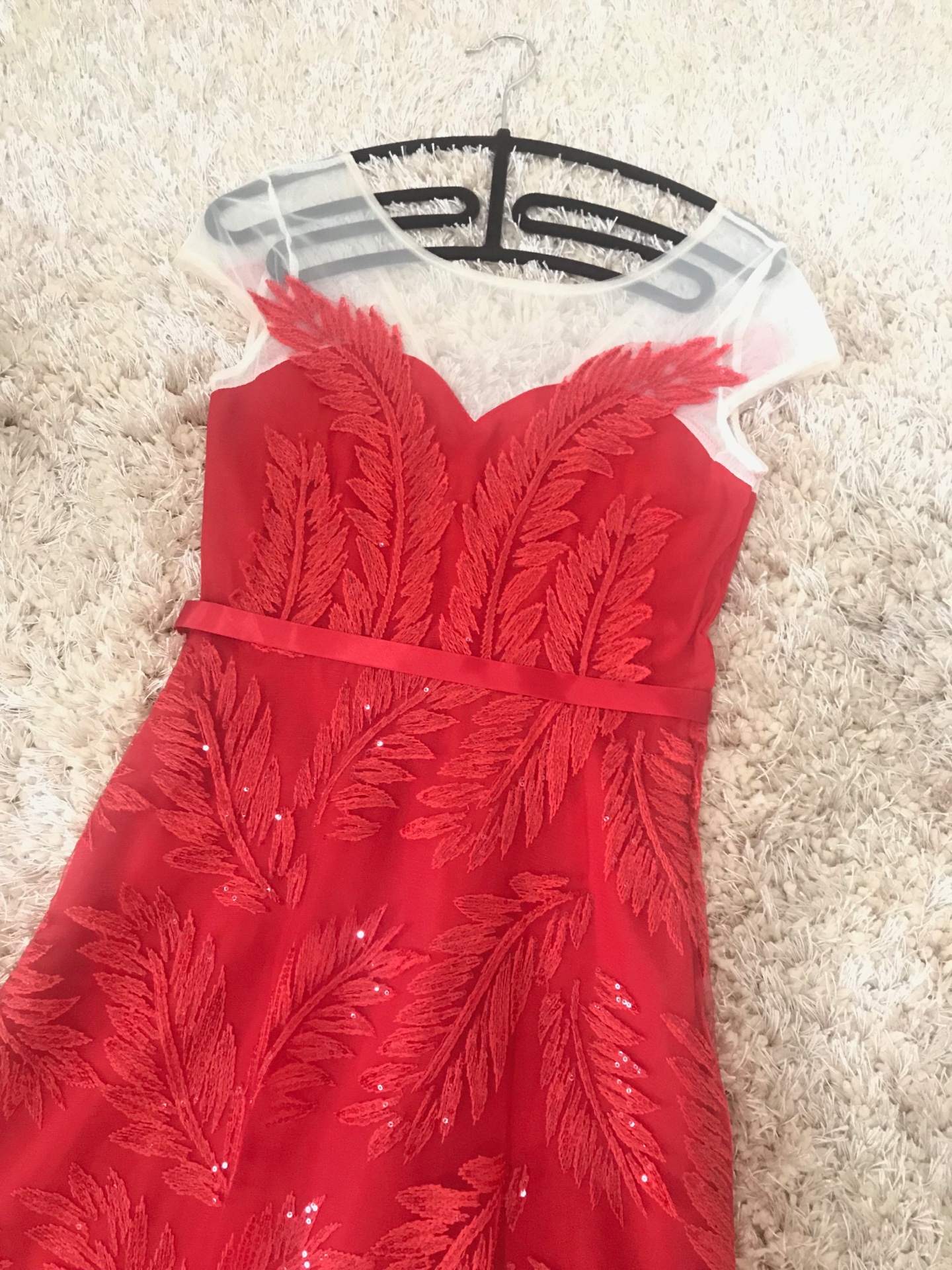 ชุดราตรีสีแดง แขนสั้น ผ้าลูกไม้ปักลายใบไม้ แต่งดิ้นเล็กๆๆสีแดง