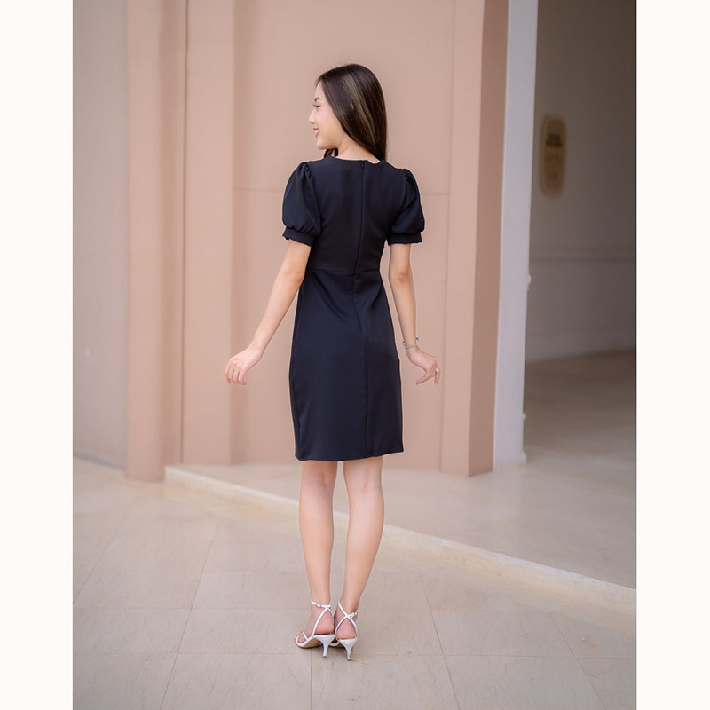 kudapy เดรสสั้นสีชมพู/สีฟ้า/สีดำ ปักอกลายดอกไม้ คอปก เนื้อเบาใส่สบาย