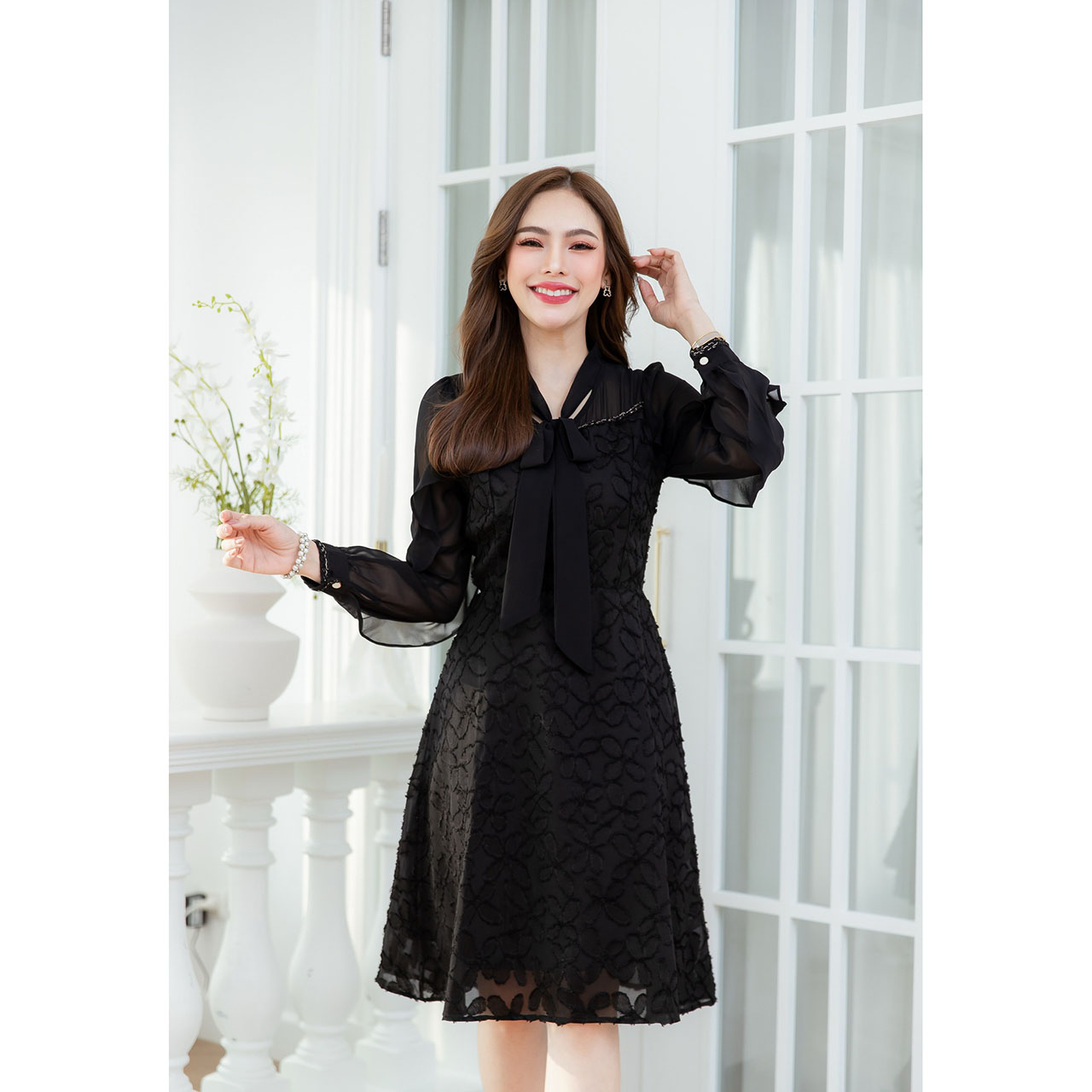 kudapy เดรสสั้นสีดำ/สีปูนแดง ผ้าทอเทคเจอร์ลายดอก แขนยาวชีฟอง มีดีเทลผูกโบว์ช่วงคอ แต่งอะไหล่ขอบด้ายช่วงอกและปลายแขน